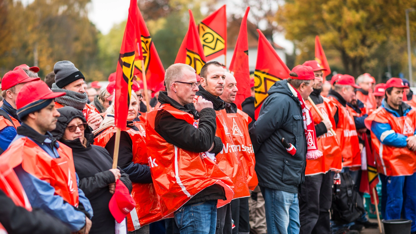 Tarifrunde Holz und Kunststoff: Warnstreik bei Wiemann Oeseder Möbel in Georgsmarienhütte, Niedersachsen