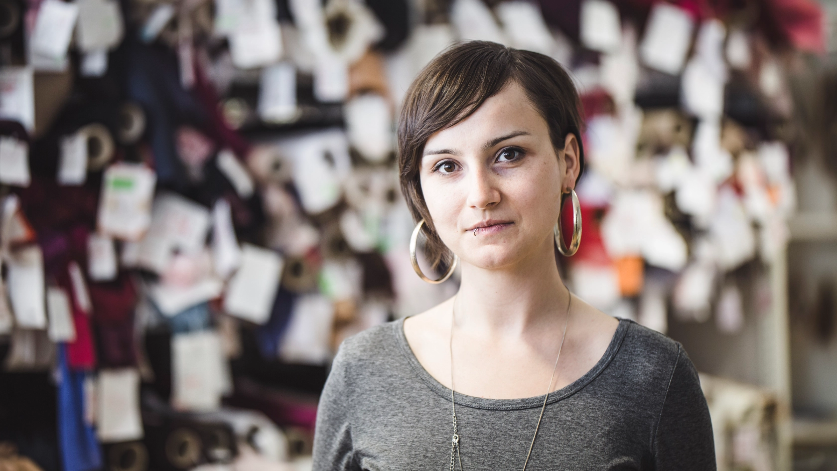 Junge Frau beim Modehersteller Triumph