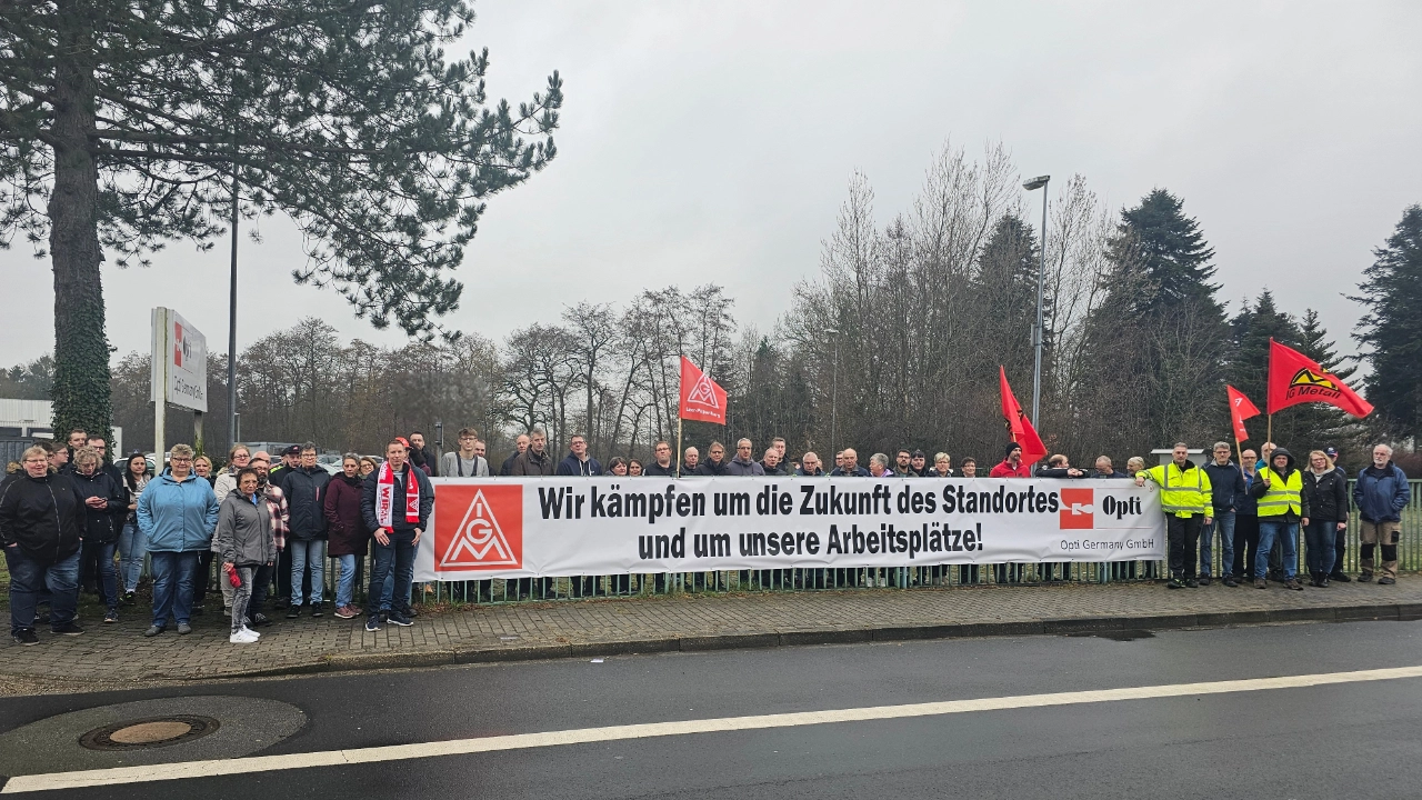 Beschäftigte der Opti Germany GmbH aus Rhauderfehn kämpfen gemeinsam mit der IG Metall für den Erhalt der Arbeitsplätze