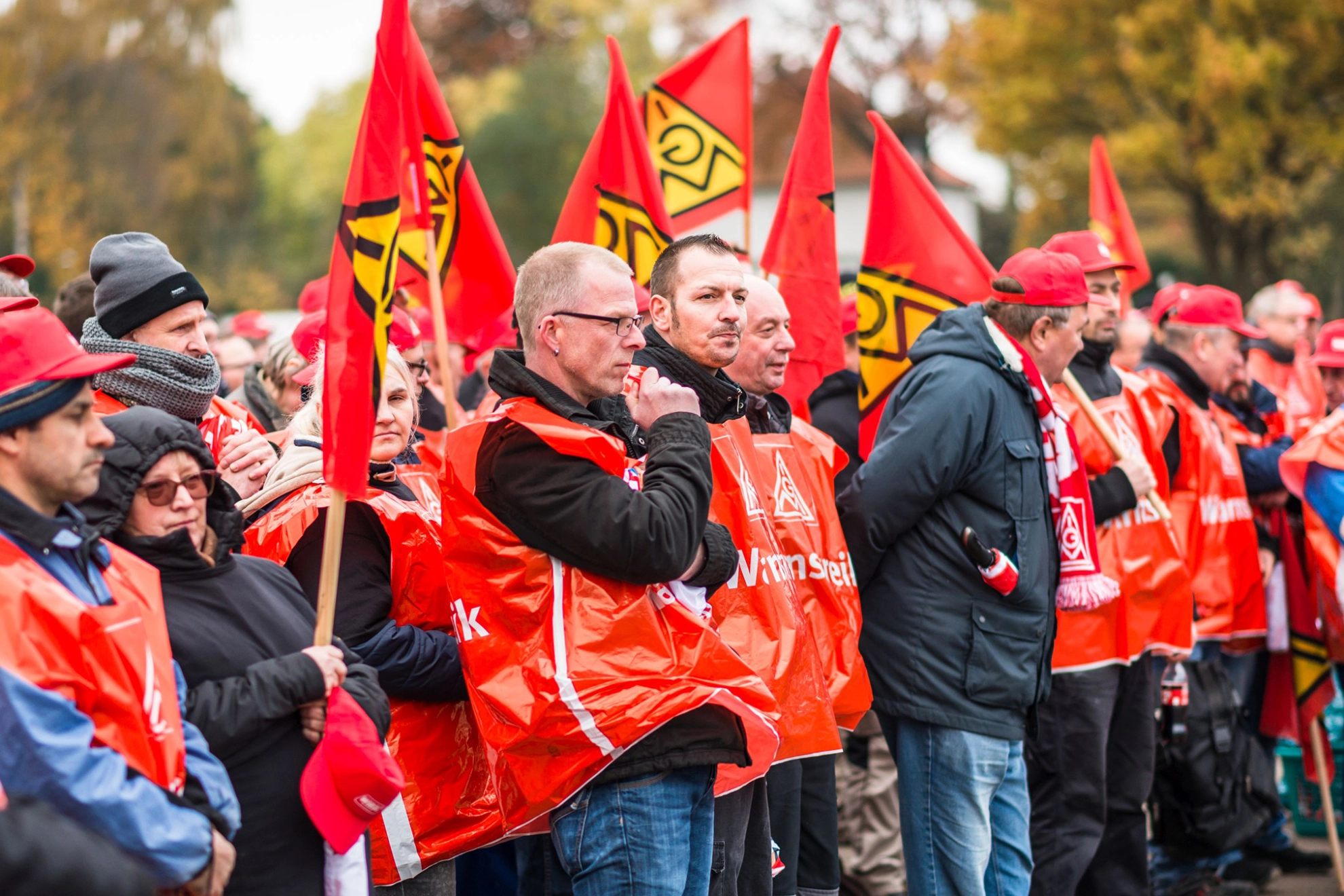 Tarifrunde Holz und Kunststoff: Warnstreik bei Wiemann Oeseder Möbel in Georgsmarienhütte, Niedersachsen