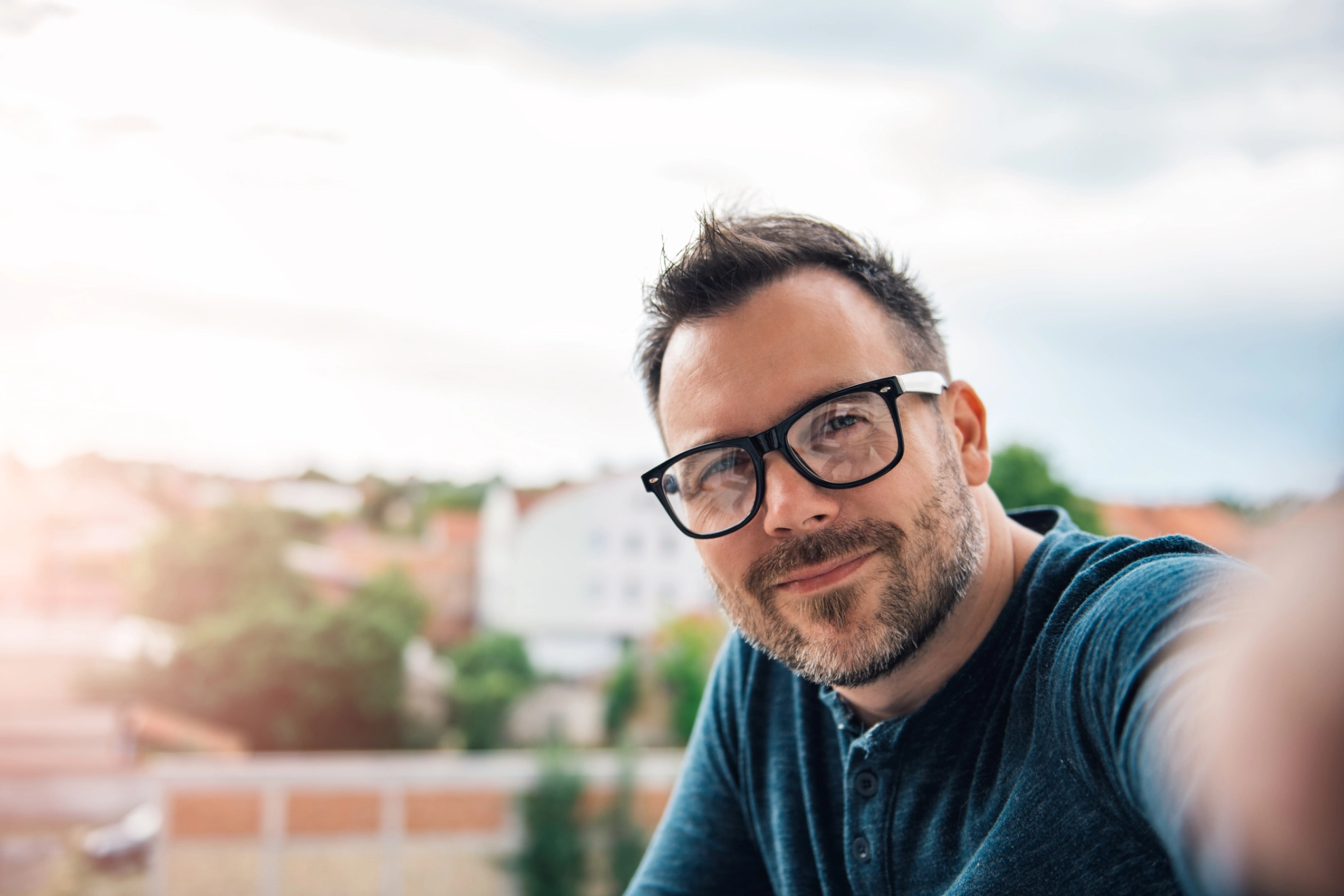 Mann mit Brille, der sich selbst porträtiert