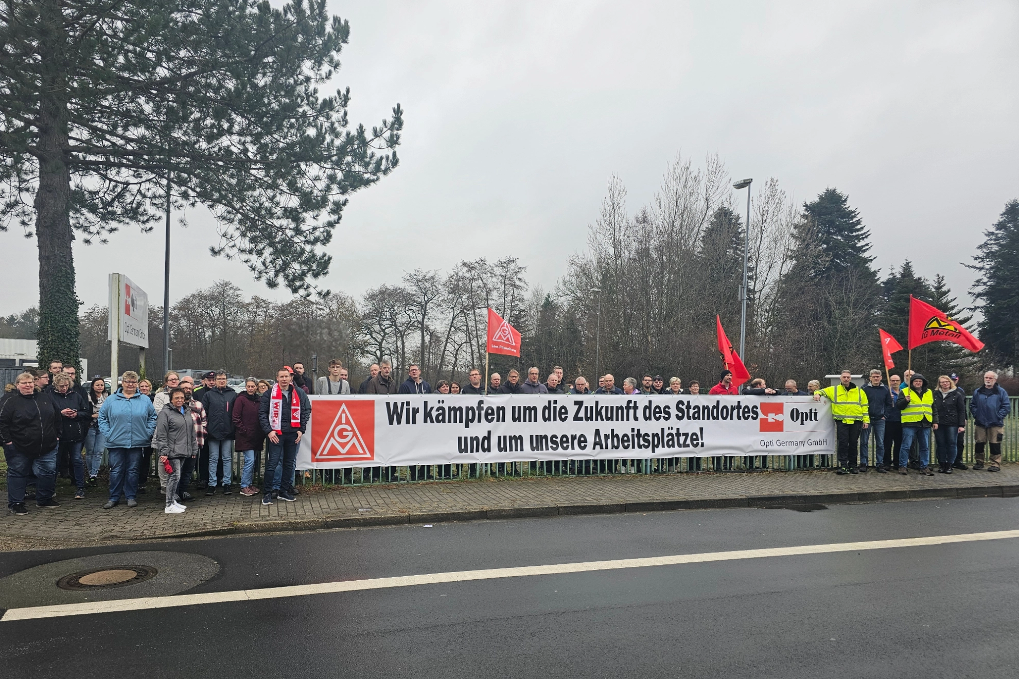 Beschäftigte der Opti Germany GmbH aus Rhauderfehn kämpfen gemeinsam mit der IG Metall für den Erhalt der Arbeitsplätze