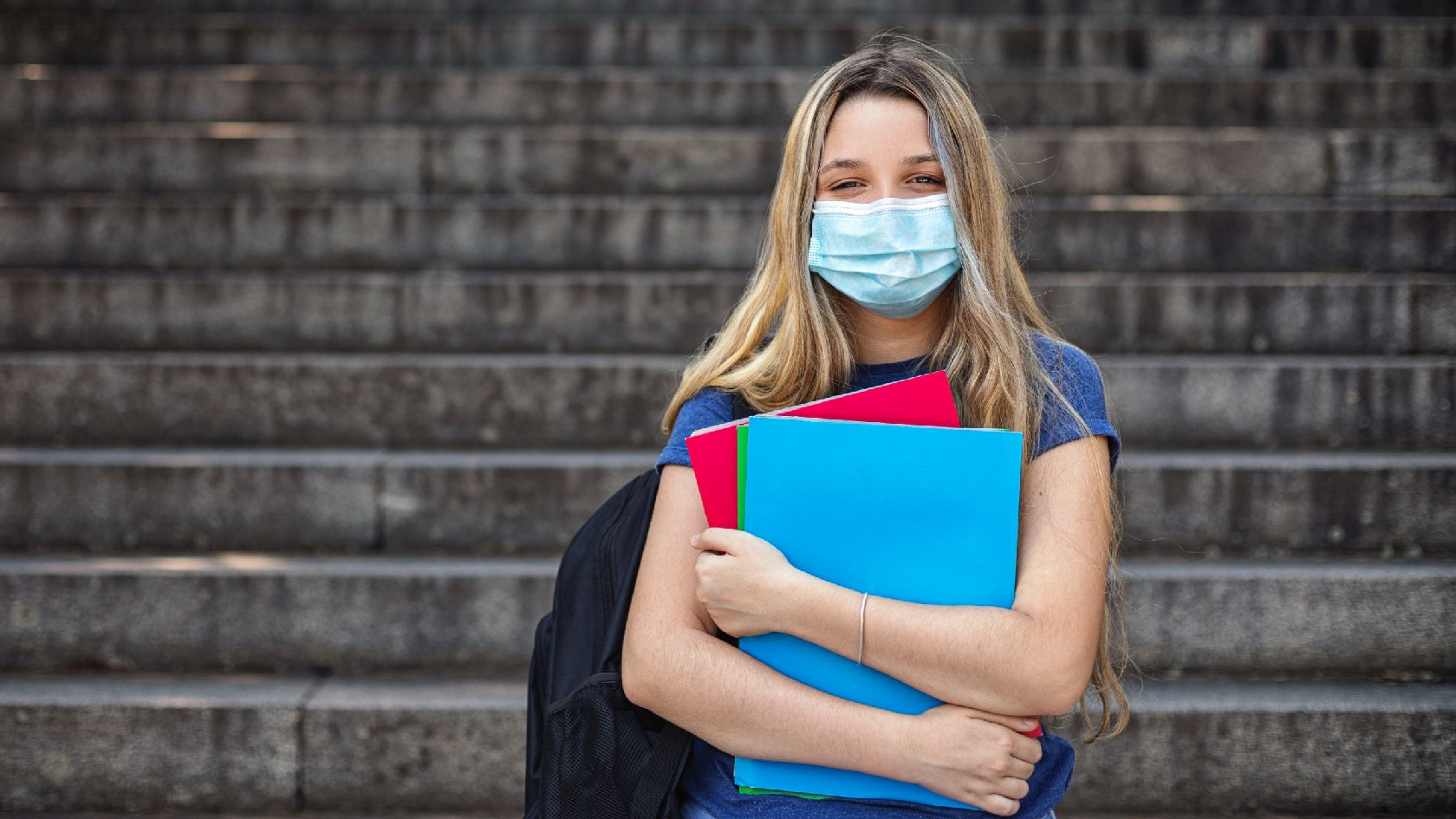Studentin mit Maske